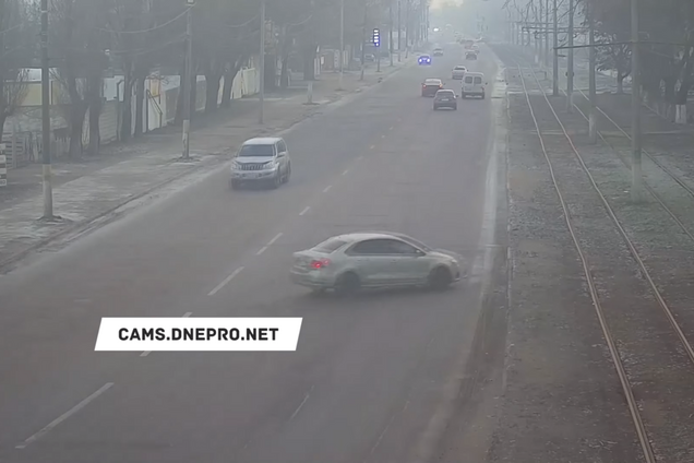 На Дніпропетровщині авто "послизнузнулося" і вилетіло з дороги. Відео