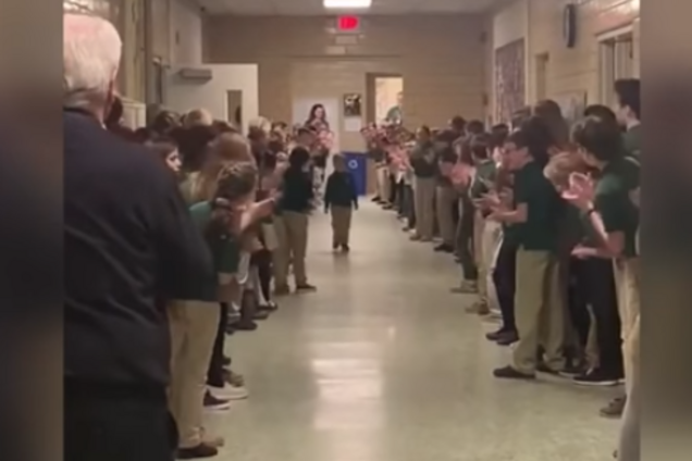 ''Ученики аплодировали'': сеть тронуло видео встречи школьника, победившего рак