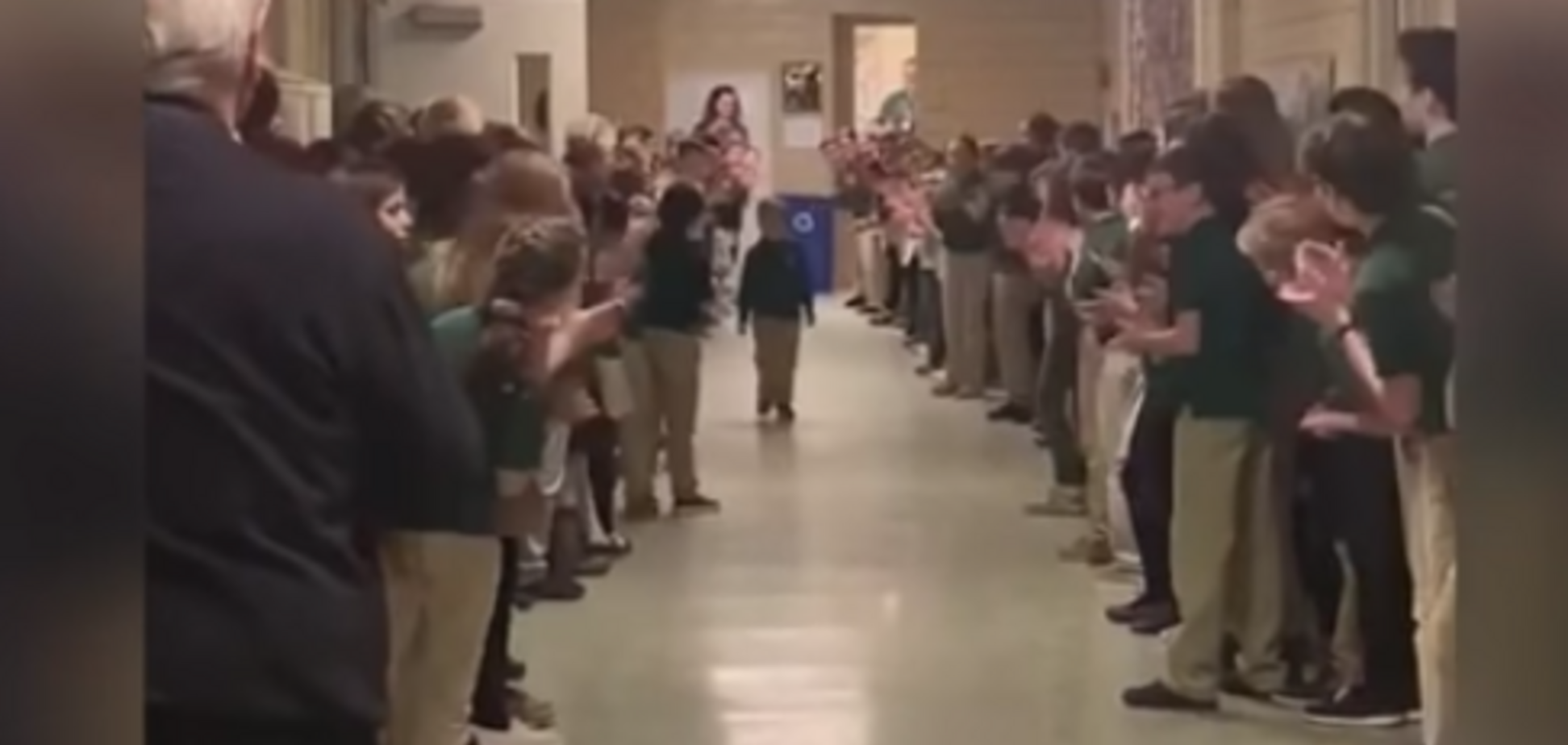 'Учні аплодували': мережу зворушило відео зустрічі школяра, який переміг рак