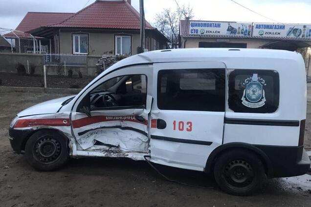 Під Одесою швидка допомога потрапила в смертельну ДТП: фото і подробиці