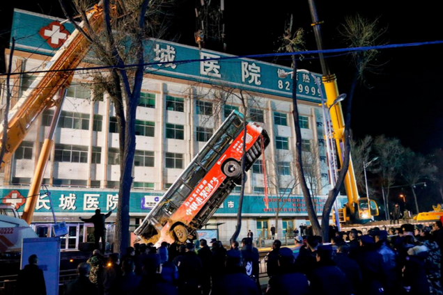 В Китае автобус с пассажирами провалился под землю: много жертв
