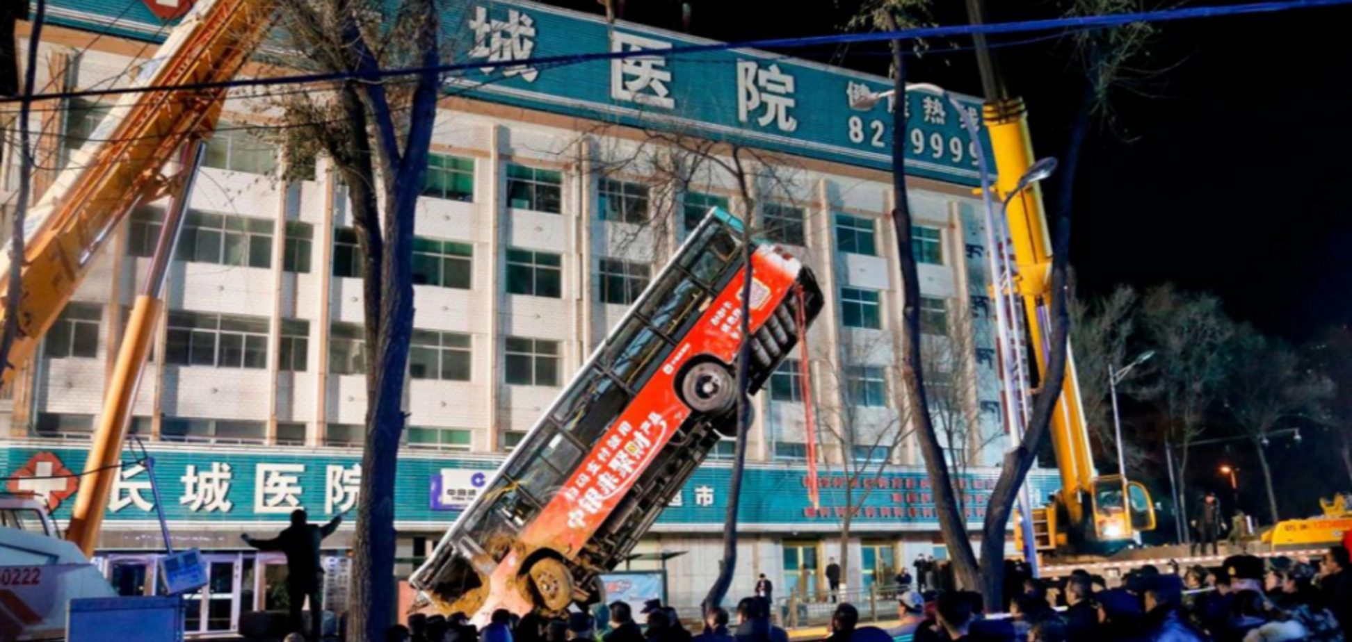 В Китае автобус с пассажирами провалился под землю: много жертв