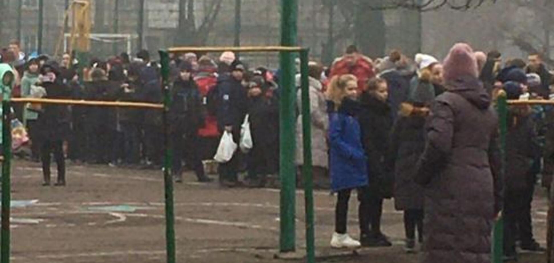 Эвакуировали 570 детей: в школе Кривого Рога произошло ЧП. Фото