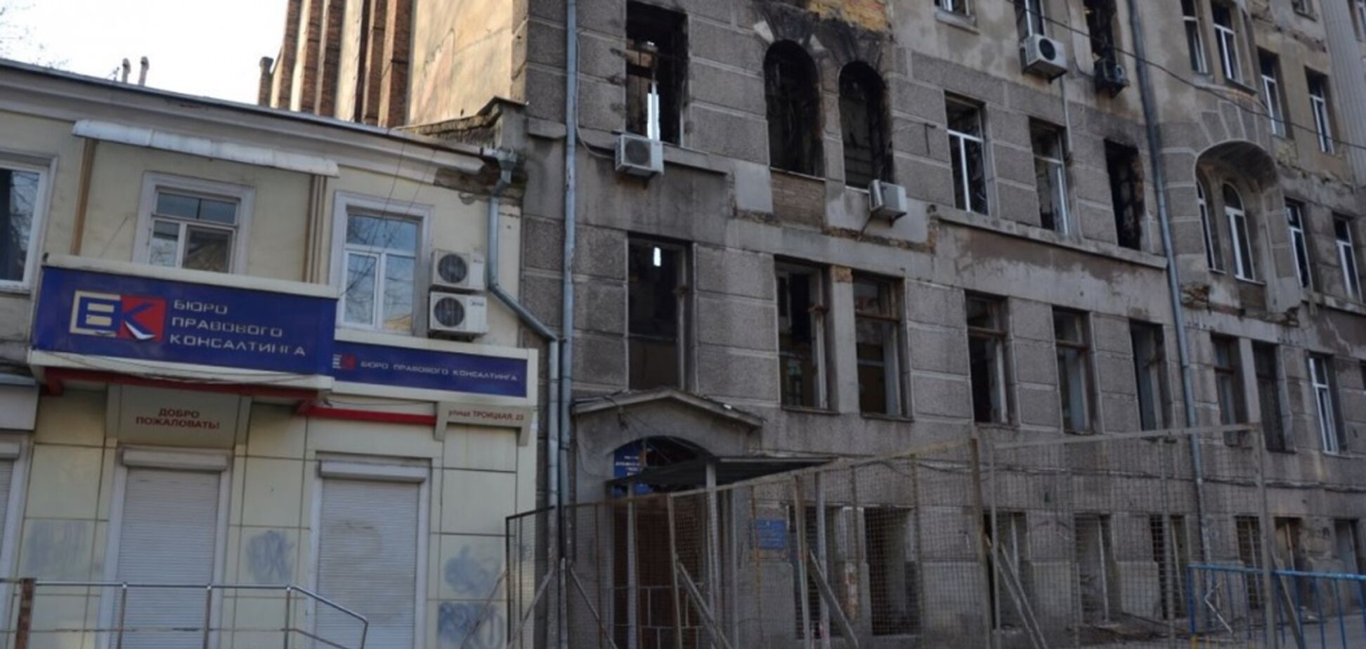 Сгоревший в Одессе колледж может рухнуть