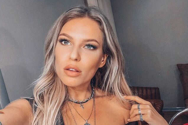 'Дети бегают, а ты трусы снимаешь': российскую певицу разгромили за пикантное видео в бикини