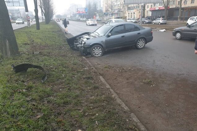 В Одесі авто врізалося в дерево і загорілося