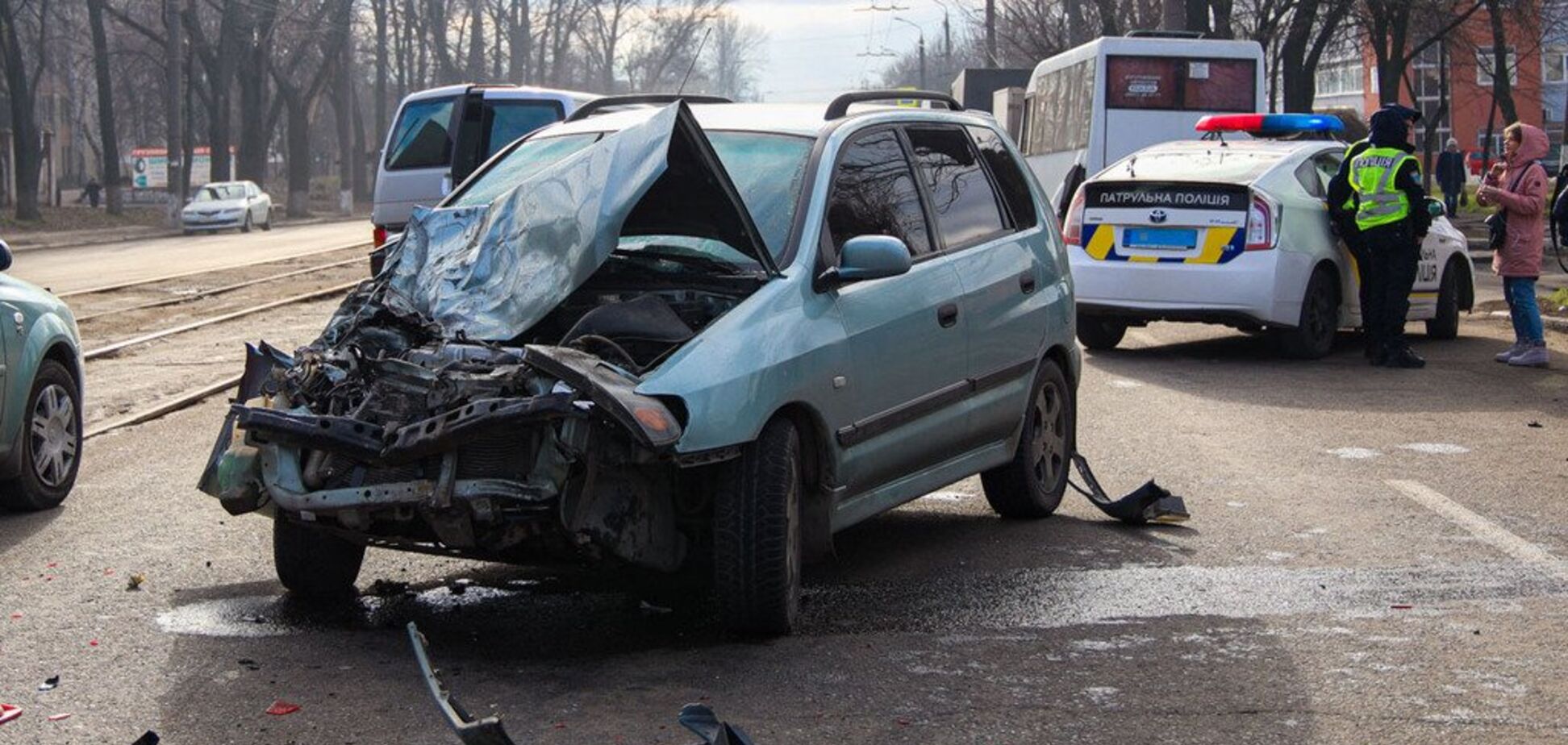 В Днепре легковушка влетела в маршрутку с пассажирами: фото с места ДТП