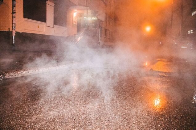 У Києві прорвало ще одну трубу: окріп залив усю вулицю. Фото й відео