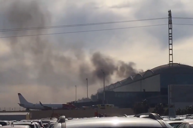 Эвакуировали самолеты, рейсы отменили: в Испании вспыхнул мощный пожар в аэропорту. Фото и видео
