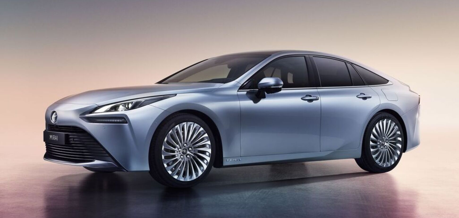 Водородный электрокар Toyota Mirai 2021 показан в серийном виде