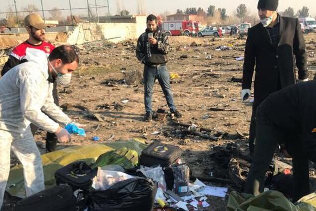 Розкрадали речі, здавали метал: з'ясувалися обурливі подробиці про авіакатастрофу в Ірані