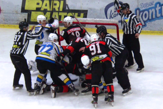 Українські хокеїсти влаштували грандіозну бійку на матчі чемпіонату: момент потрапив на відео