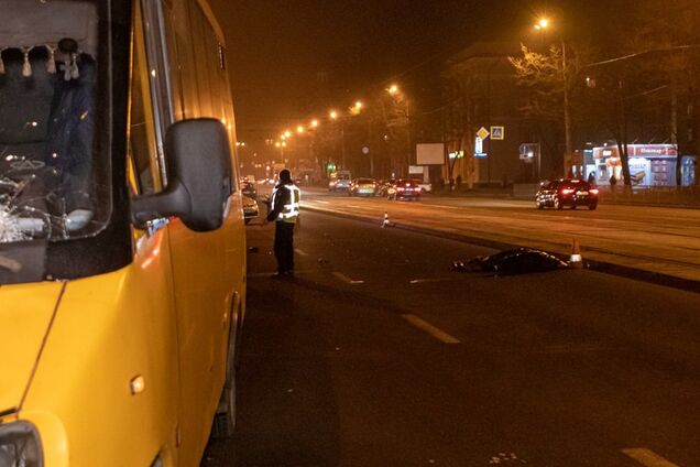 В Днепре маршрутка насмерть сбила женщину: жуткие фото и видео 18+