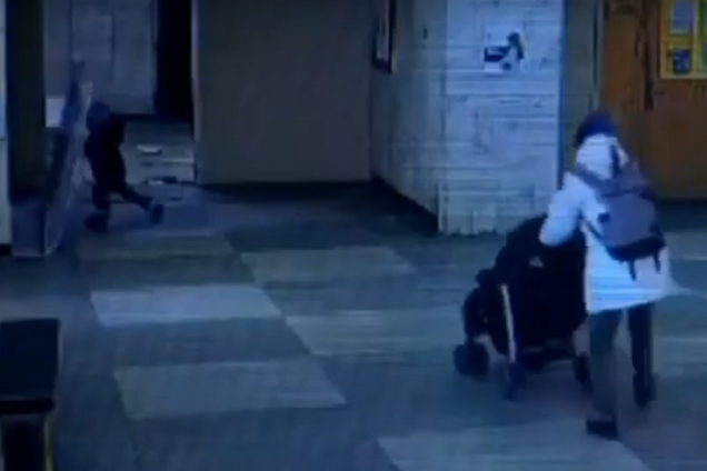 Дитина під дверима склалася навпіл: моторошна НП у лікарні Києва потрапила на відео