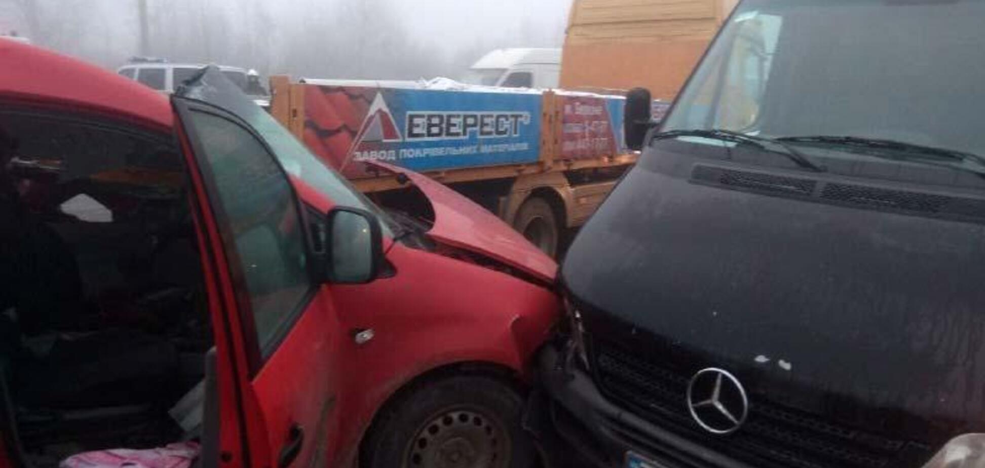 Жінку затисло в авто: на Рівненщині зіштовхнулися відразу сім машин. Фото