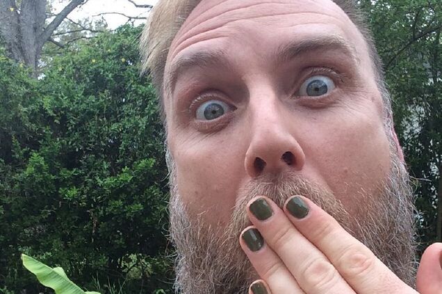 Маникюр становится мужским трендом 2020 года: яркие фото