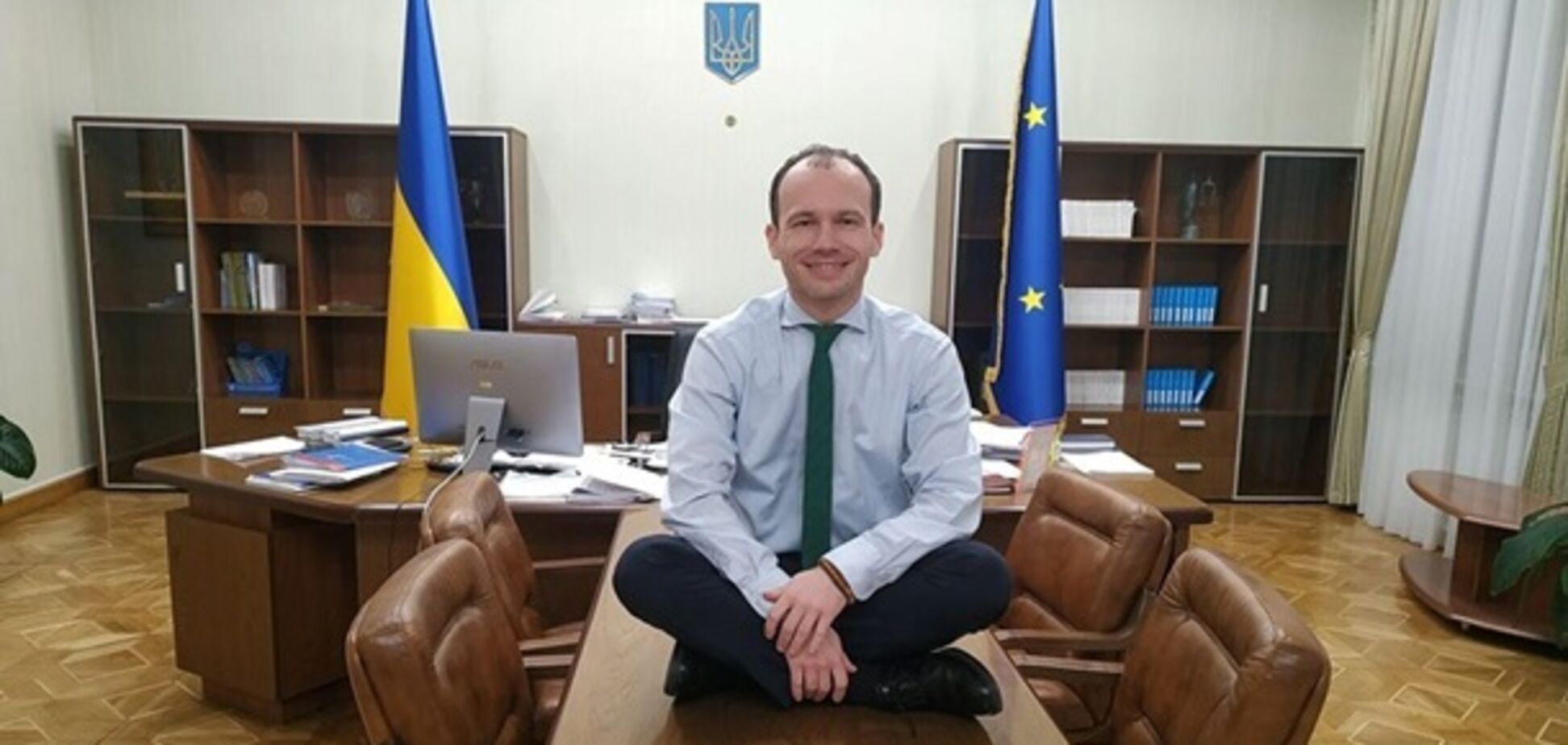 Министр юстиции залез под стол в поддержку Гончарука