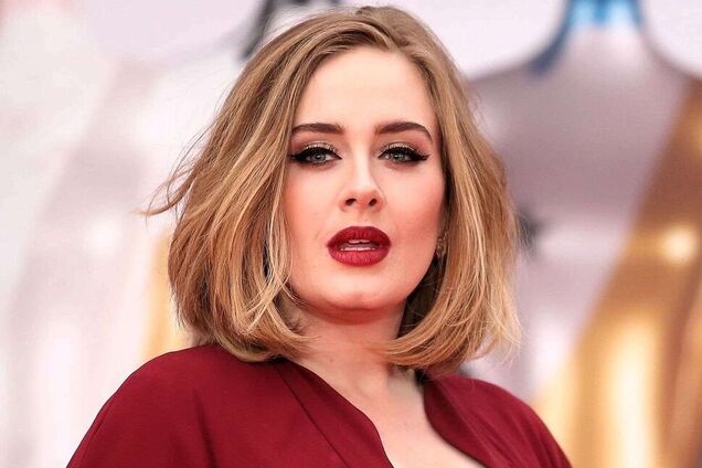 Заметно похудевшая Адель в мини-платье с глубоким декольте потрясла фигурой