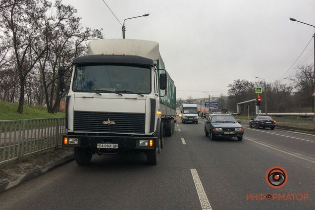 У Дніпрі вантажівка влетіла в маршрутку з пасажирами: фото з місця ДТП