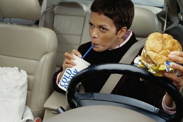 15 вещей, которые никогда нельзя делать в автомобиле