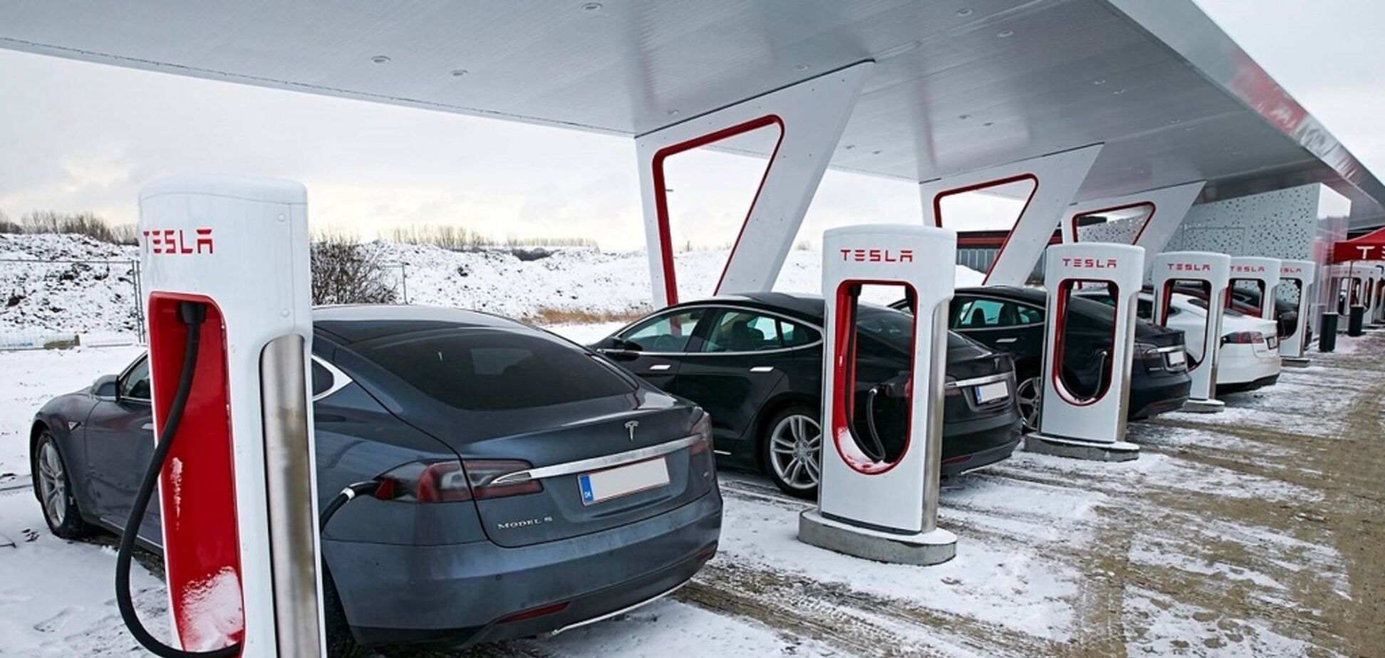 Зарядки Tesla Supercharger з`являтимуться в Україні поступово
