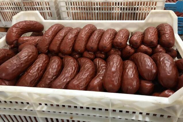 Погризли миші: на Одещині виявили 8 тонн небезпечної ковбаси