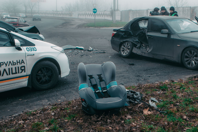 Дітей врятували автокрісла! У Дніпрі сталася страшна ДТП. Фото