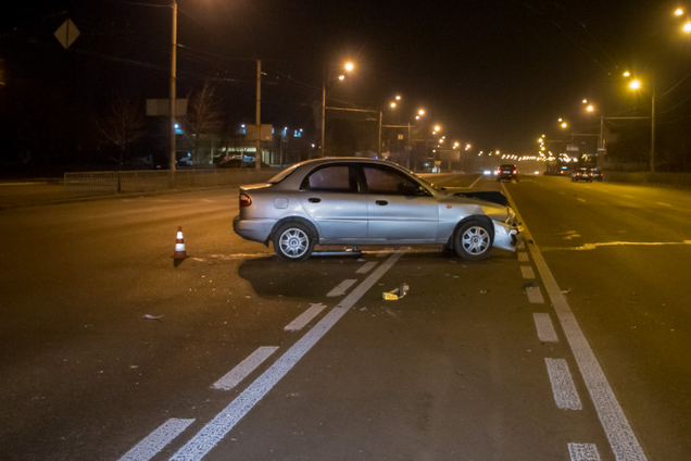 Перекинувся і став на колеса: в Дніпрі зіткнулися два автомобілі Daewoo. Відео