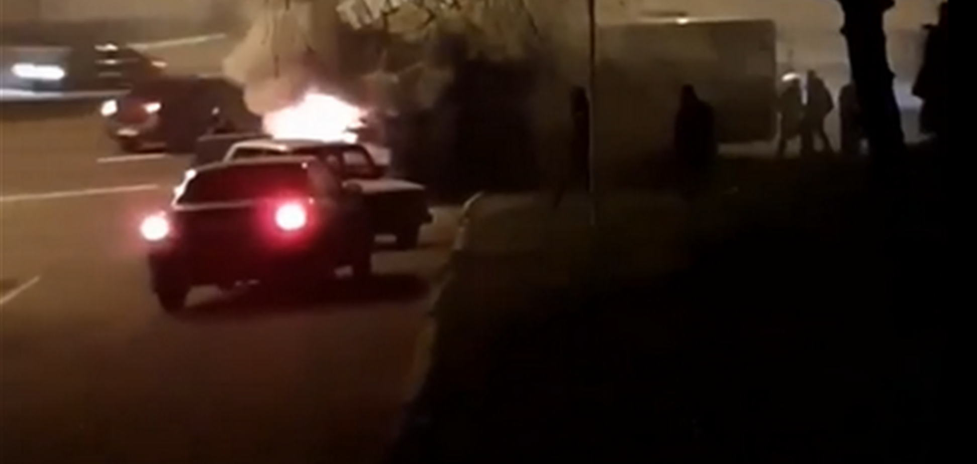 В Днепре на мосту вспыхнул автобус с пассажирами. Видео