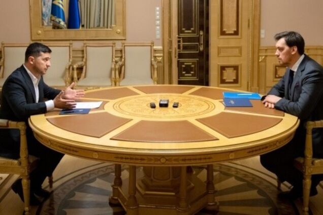 ТОП-чиновник отримує 200 тисяч, а працівник лише 5? Такого немає ніде в світі!