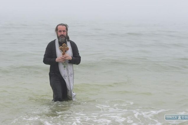 Одесити на Водохреще скупалися в крижаному морі