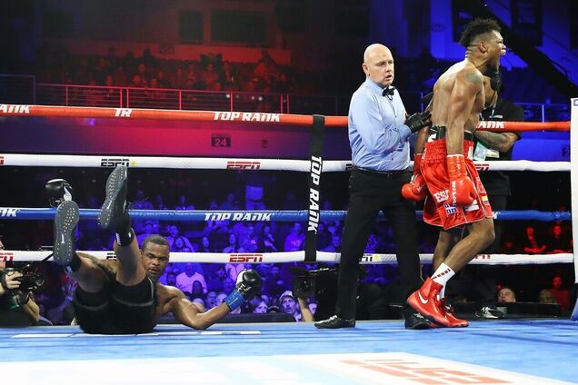 Знаменитый боксер брутальным нокаутом завоевал чемпионский титул