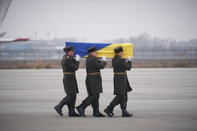 Труни, загорнуті у прапор України: з'явилися вражаючі фото з "Борисполя"