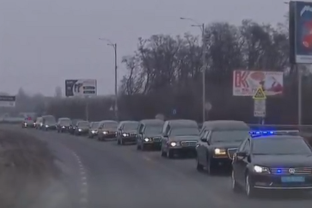 Остання путь жертв аварії літака МАУ: з'явилися фото траурного кортежу з висоти