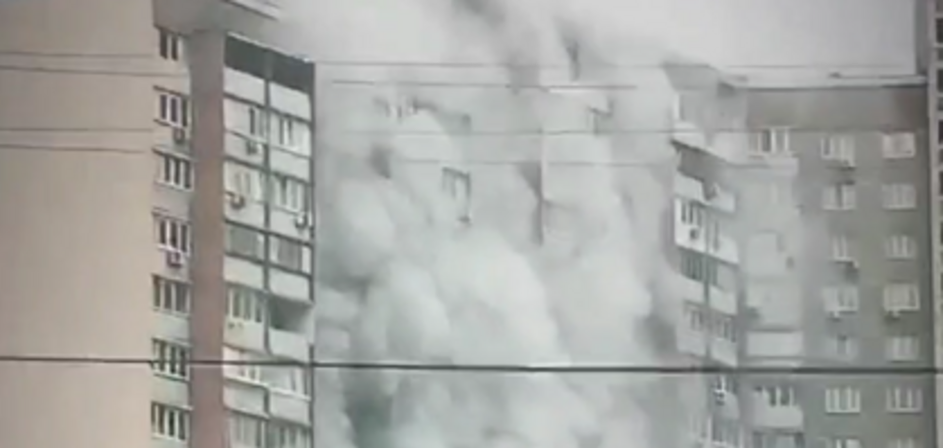 Валил черный дым: в Киеве горела многоэтажка. Видео и подробности ЧП