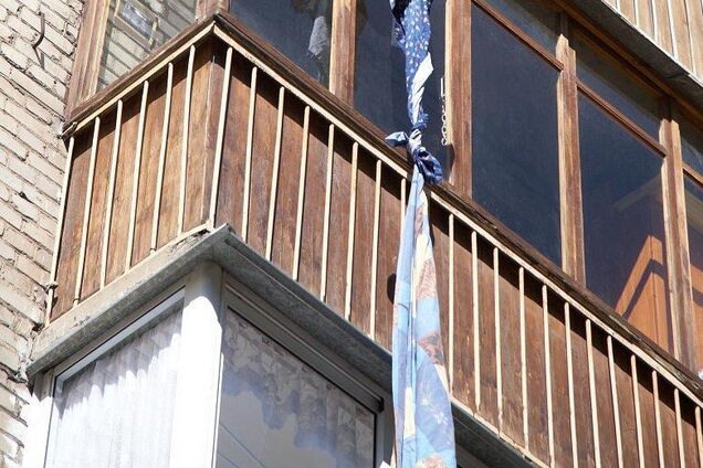 Ліз до коханої: на Дніпропетровщині чоловік впав з шостого поверху. Відео 18+