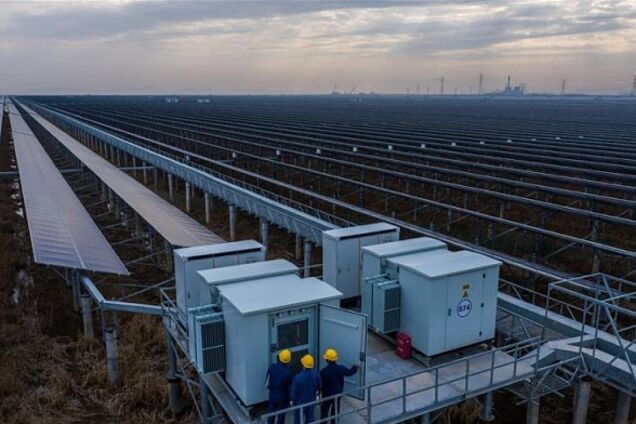 У приливній зоні Китаю запустили незвичну сонячну станцію: фото