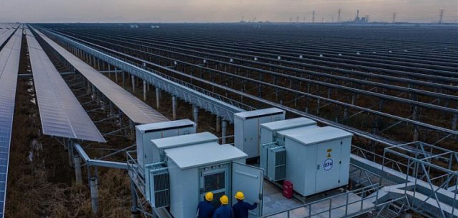 В приливной зоне Китая запустили необычную солнечную станцию: фото