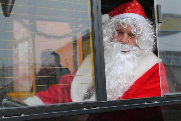 Під Дніпром Дід Мороз пересів з оленів за кермо маршрутки. Фото