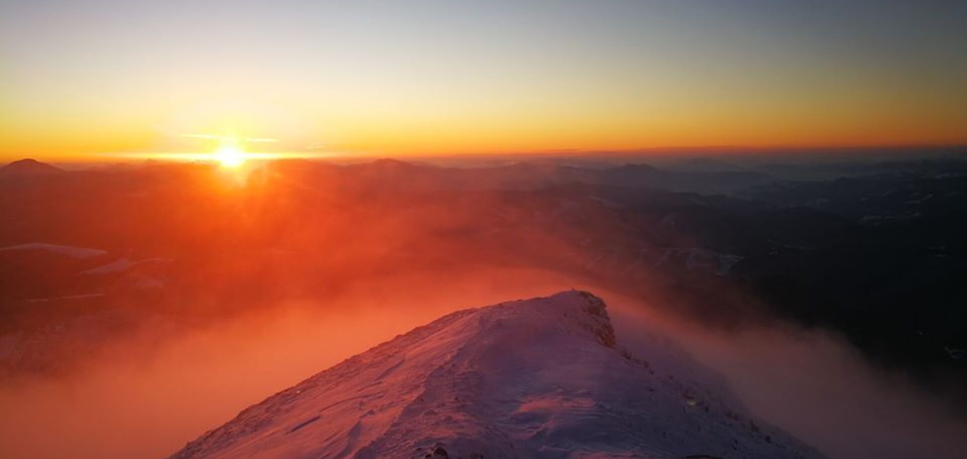 Огненное зарево на небе: опубликовано красочное фото зимних Карпат