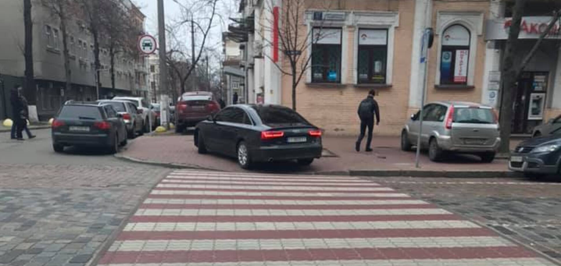 В Киеве сотрудник СБУ припарковал авто посреди тротуара