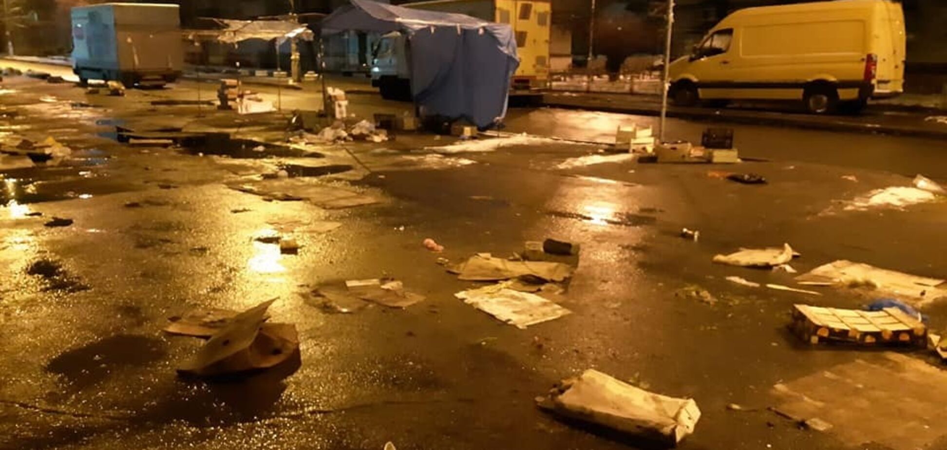 Сміття на вулицях Києва після ярмарку