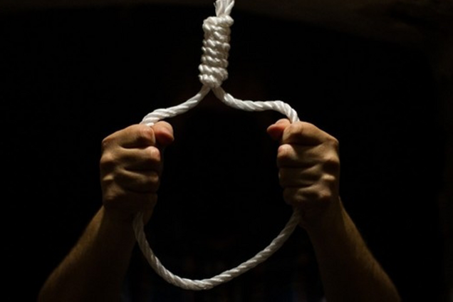 У Дніпрі чоловік повісився біля власного будинку. Фото 18+