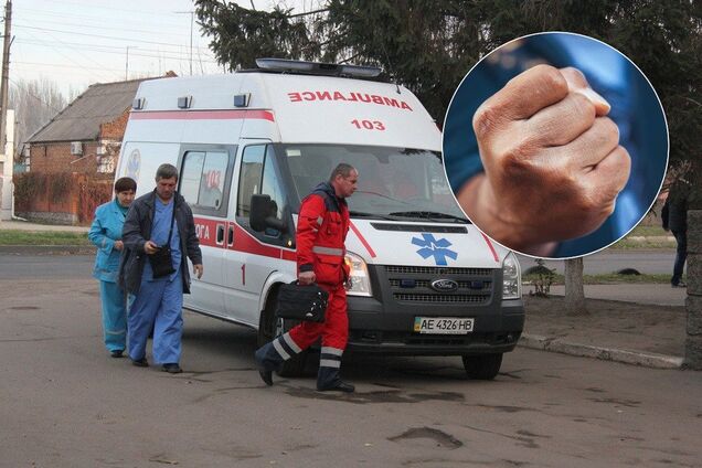 В Україні на лікарів 'швидкої' нападають пацієнти: б'ють і кидаються з ножами, а захисту немає