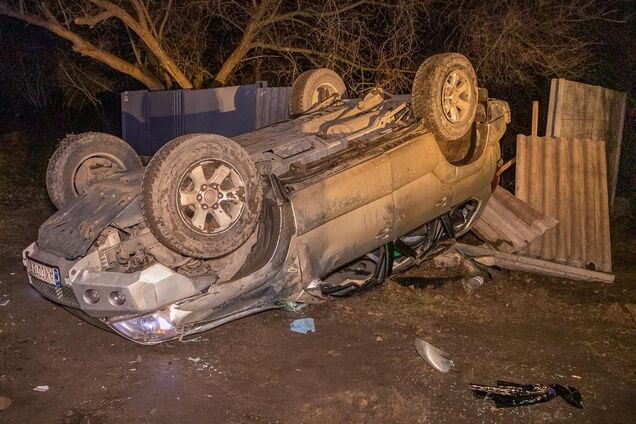Водитель спасал собаку: в Днепре перевернулась Toyota Prado. Видео