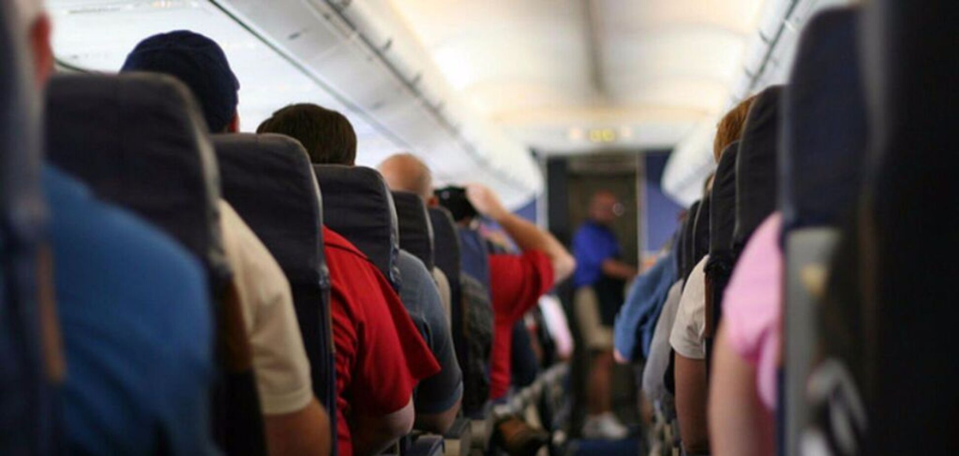 Пілот пояснив, навіщо в літаку вимикають світло під час злету