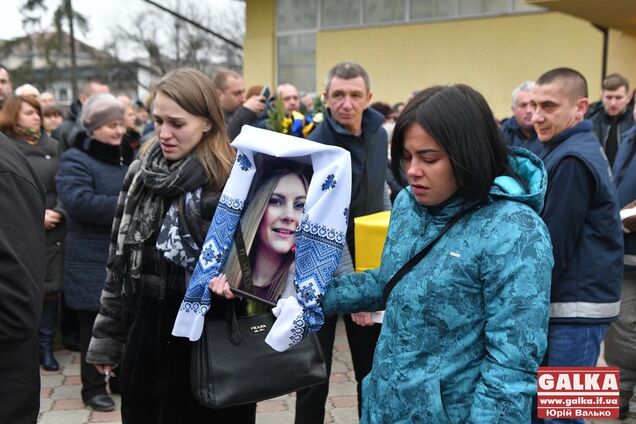 Ангелы отправились в небо: на Прикарпатье, Херсонщине и в Киеве похоронили бортпроводниц МАУ. Трогательные фото и видео