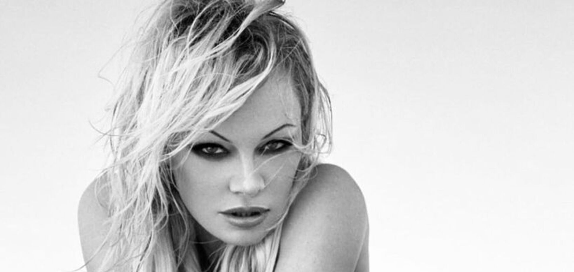 'Такая горячая!' Откровенные фото 52-летней Андерсон завели сеть