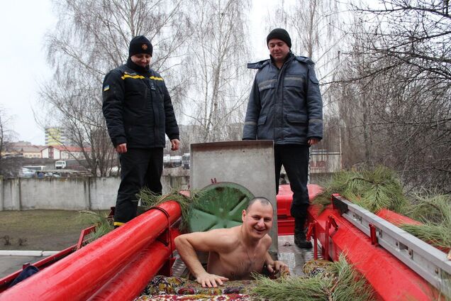 На Крещение черкасские спасатели ныряли в пожарную автоцистерну. Фото