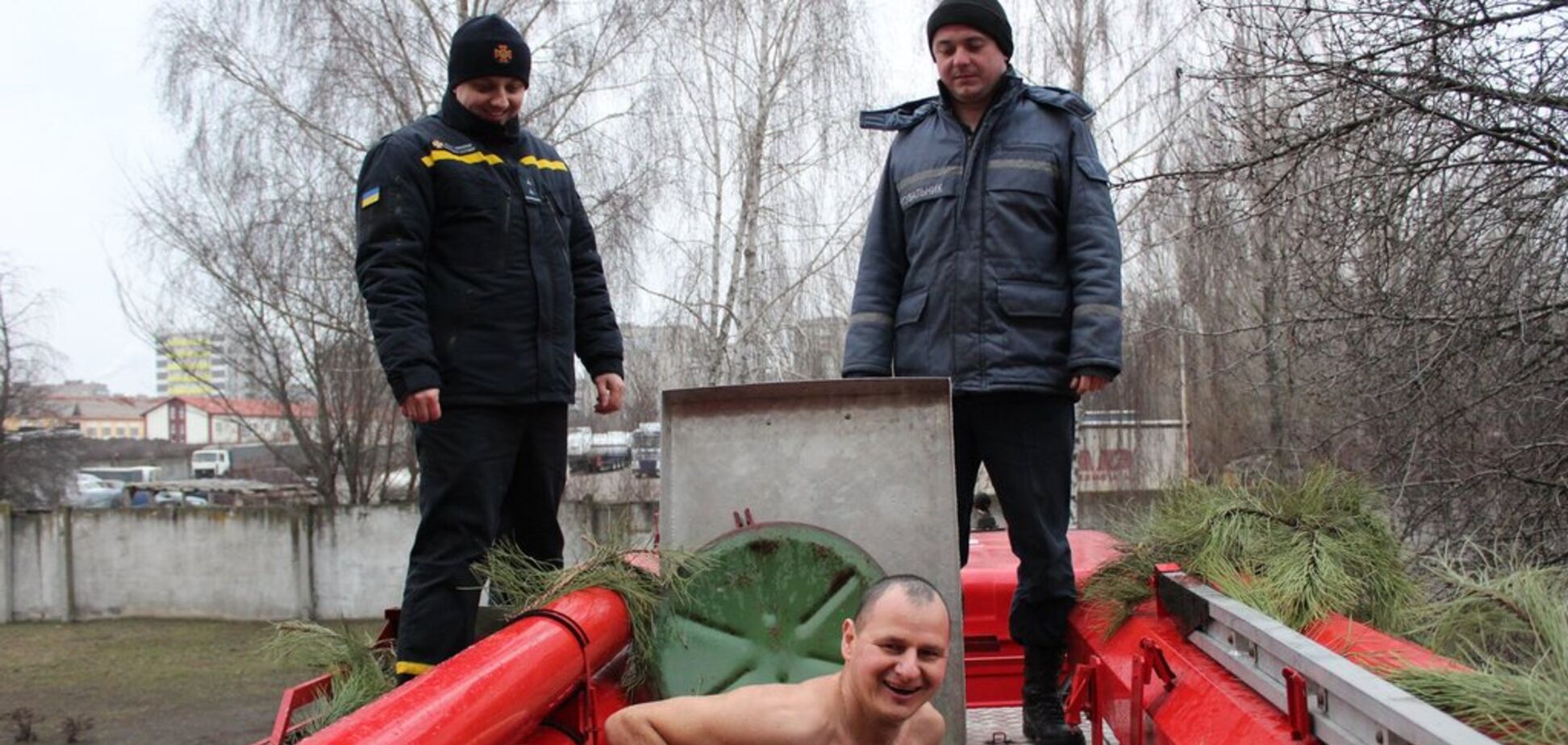 На Крещение черкасские спасатели ныряли в пожарную автоцистерну. Фото